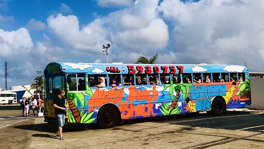 Ausflugsbus-am-Kreuzfahrtterminal-Aruba